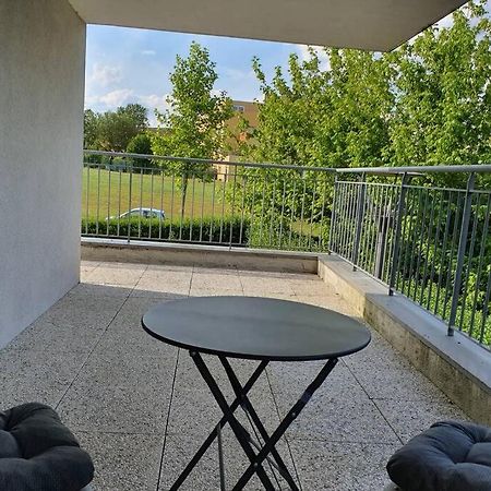 Appartement Contemporain Renove A Neuf Avec Cuisine Equipe - Val De Reuil Val-de-Reuil Exterior photo