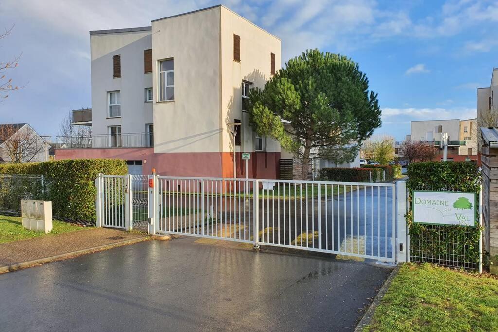 Appartement Contemporain Renove A Neuf Avec Cuisine Equipe - Val De Reuil Val-de-Reuil Exterior photo